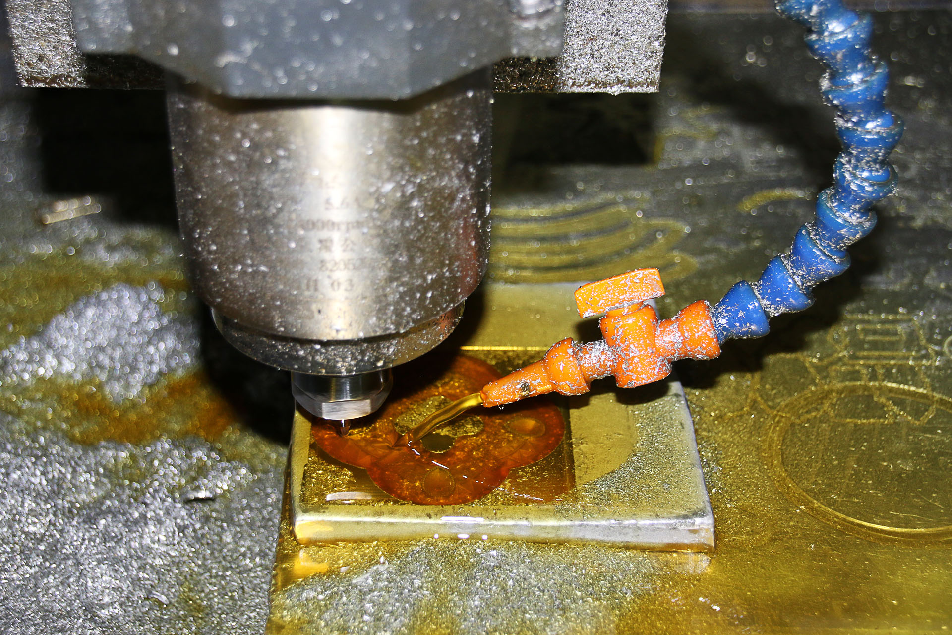Ferramenta removendo material em uma operação de fresamento CNC, com fluido de corte.